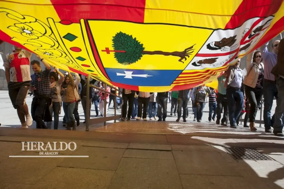 Una gran bandera de Aragón es desplegada en la plaza del Pilar en San Jorge 2014