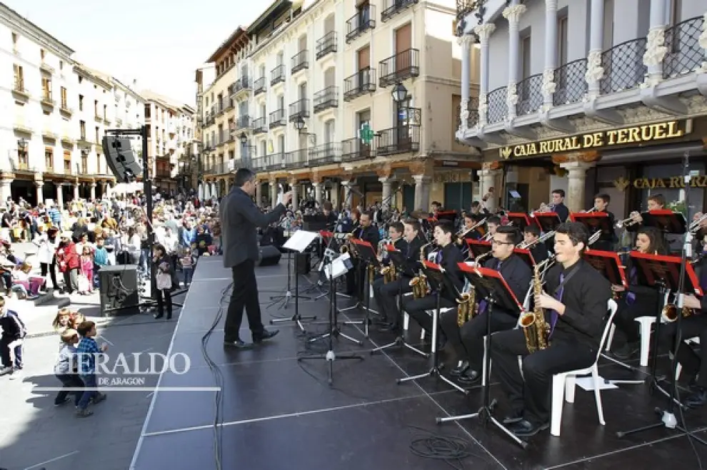 Actos de celebración de San Jorge 2014 en la plaza del Torico de Teruel