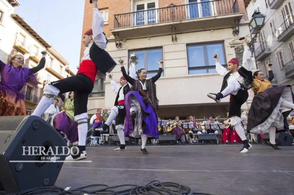 Jotas en la plaza del Torico de Teruel el 23 de abril de 2015