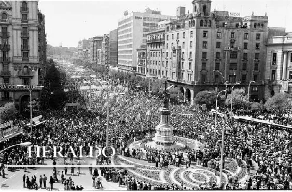 Manifestación por la autonomía plena de Aragón en el día de San Jorge de 1978. Más de cien mil personas participaron en la que fue la primera gran movilización desde la llegada de la democracia