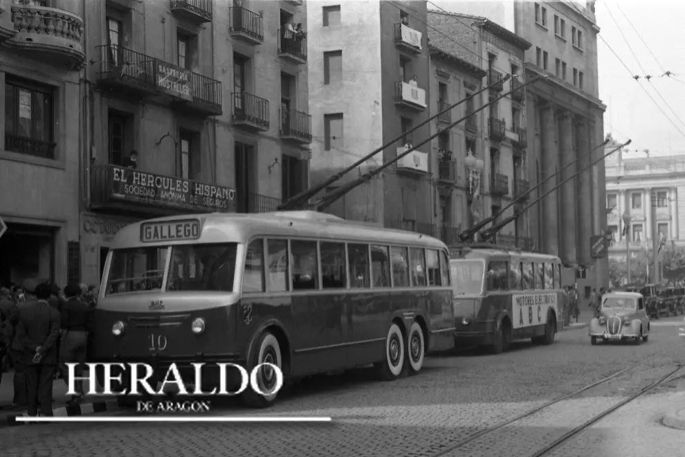 El 8 de mayo de 1951 se inaugura la primera línea de trolebús en Zaragoza. En la foto, un trolebús de la línea 10 en el Coso de Zaragoza