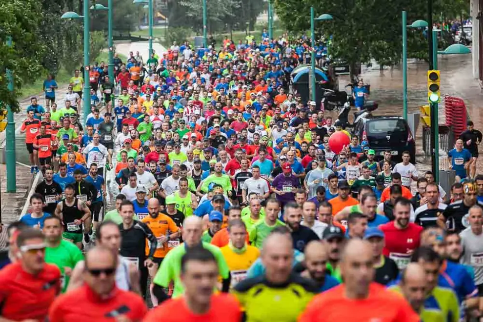 Domingo, 8 de mayo de 2016. La afluencia de corredores fue masiva en la media maratón de Zaragoza