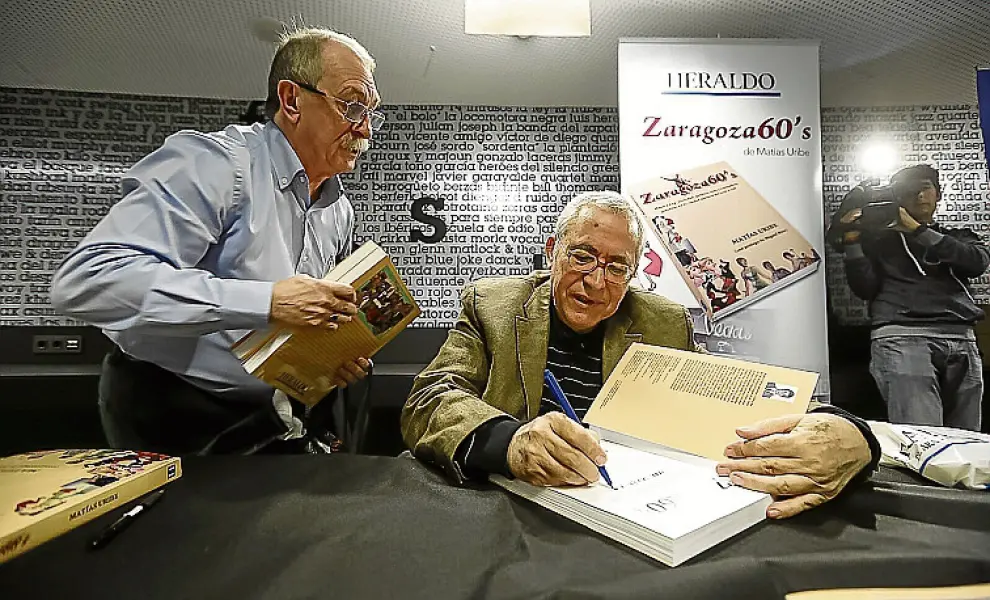 Uribe firma un ejemplar en la Rotonda del C. C. Delicias.