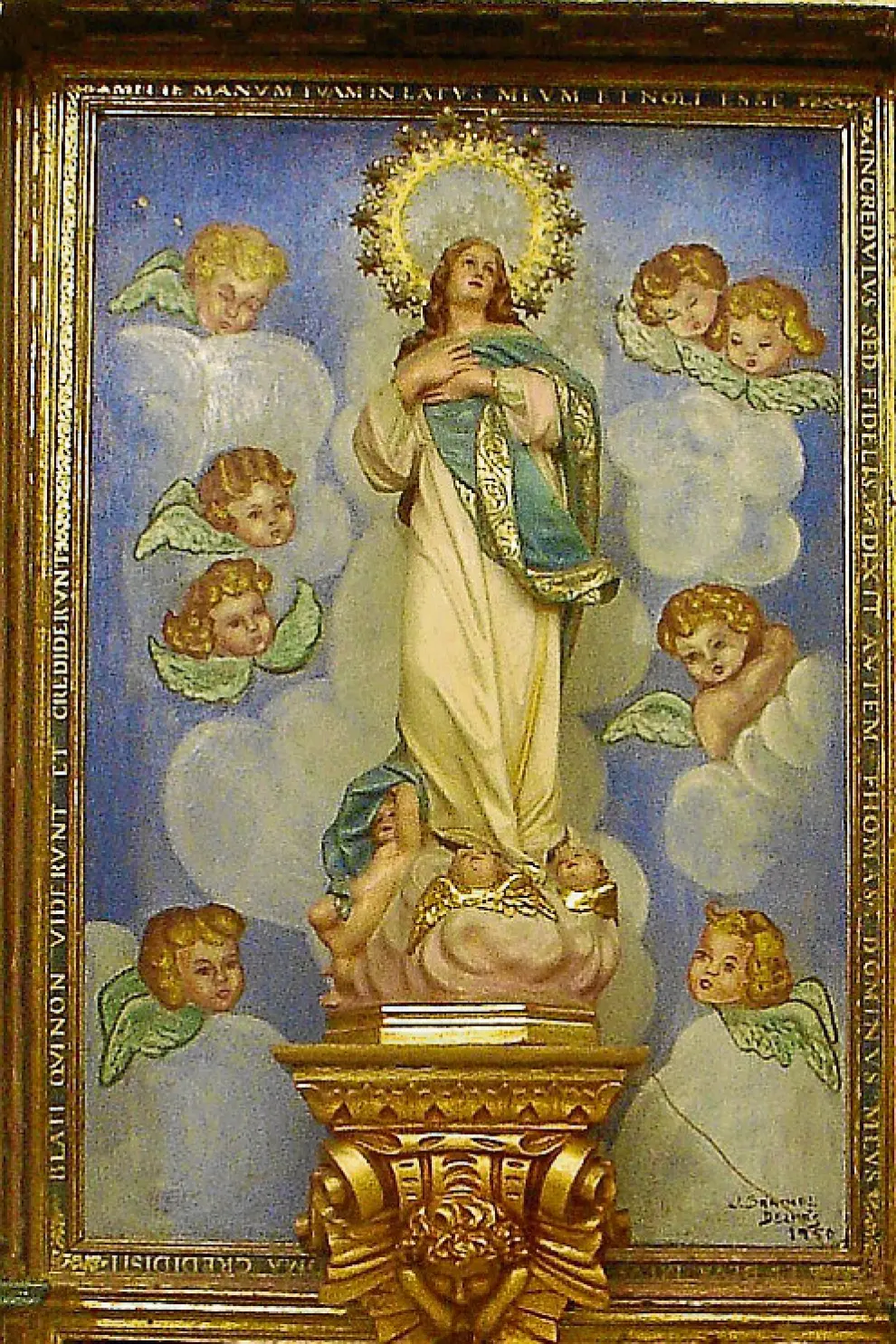 Antes. A mediados del siglo XX, la maestra y una amiga pintaron al óleo, con colores pastel, sobre una antigua tabla de un retablo.