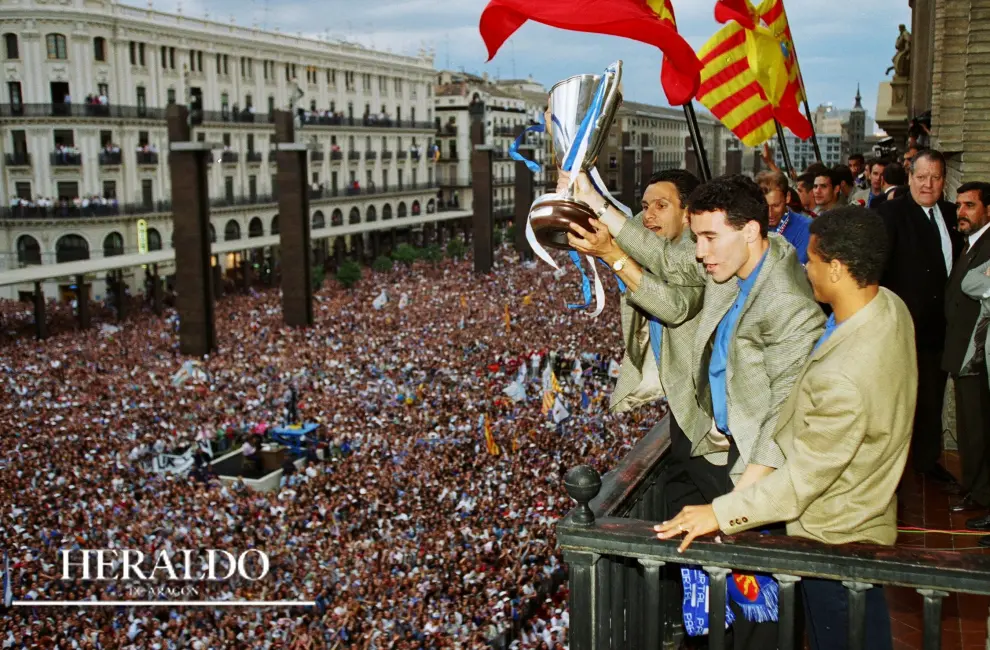 Los jugadores del Real Zaragoza son aclamados por 150.000 aficionados en la plaza del Pilar, el 11 de mayo de 1995, como ganadores de la Recopa. En la foto, Xavi Aguado y Gustavo Poyet muestran la copa