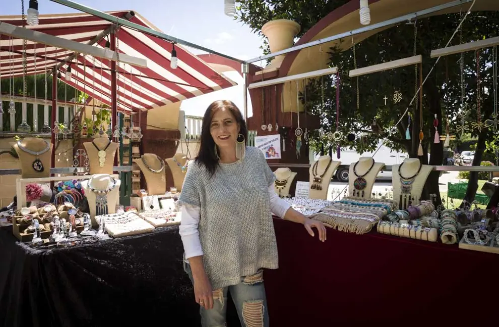 Raquel Aznar, de la firma París en el Armario, con los complementos que presenta en el mercado.