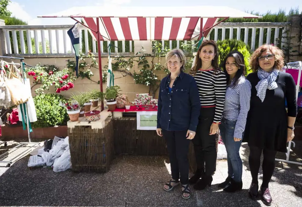 Mercedes, Barco, María José Longás, Elena Lozano y Tina Peguero, en el puesto de la Fundación Apip-Acam.