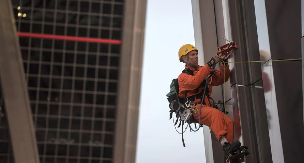 ?Activistas de Greenpeace escalan una torre KIO en contra del TTIP