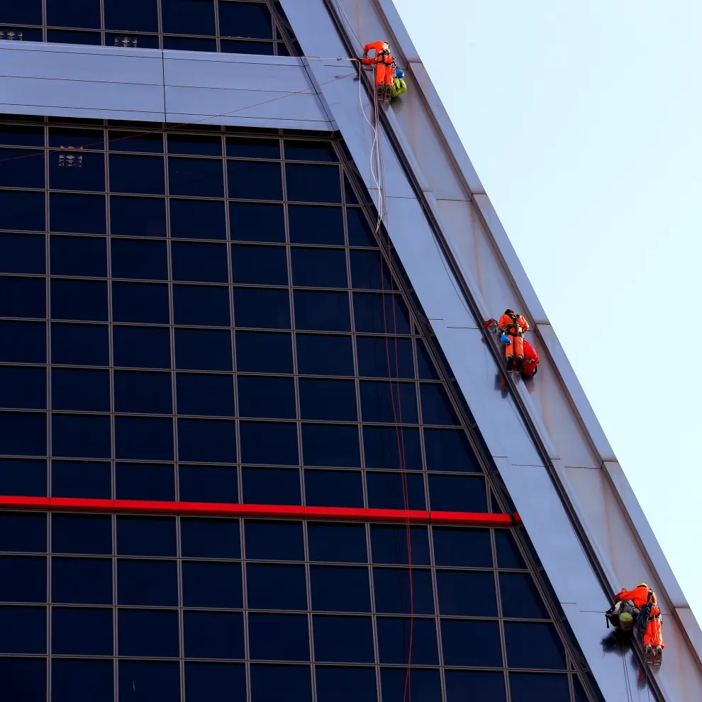 ?Activistas de Greenpeace escalan una torre KIO en contra del TTIP