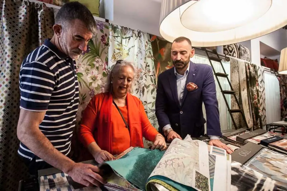 Jorge Aspa, Carmina Sanz y José Luis Lamigueiro, viendo algunas de las telas de la nueva colección de Osborne & Little.