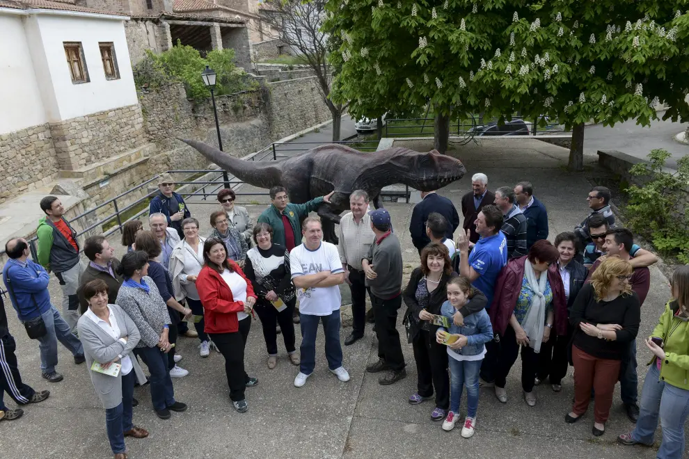 El público mira un panel, de espaldas a la réplica de un dinosaurio carnívoro de 7 metros de longitud. J. E.