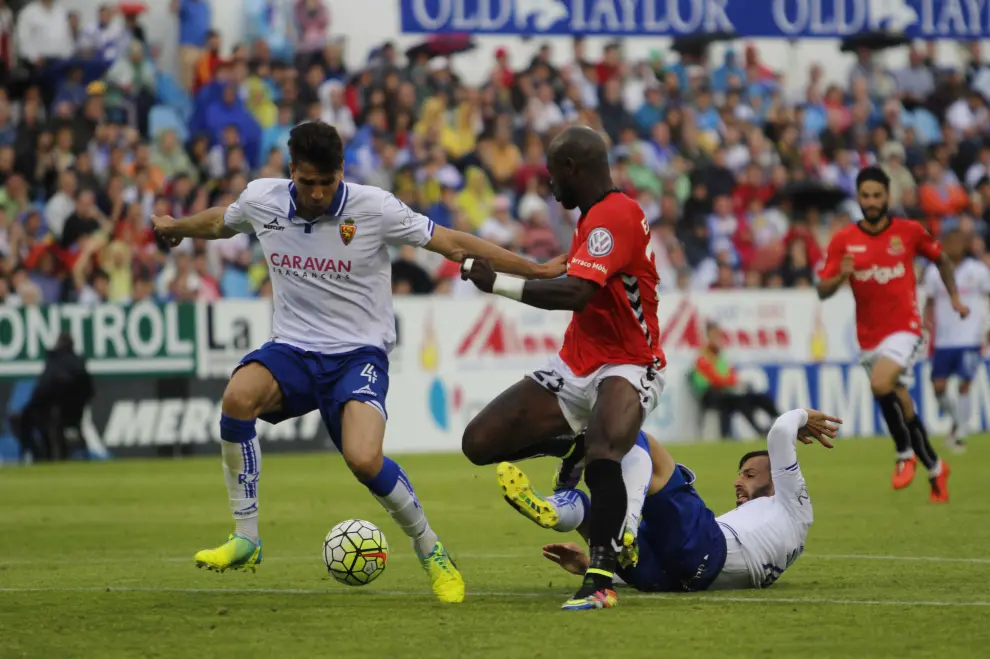 Cabrera trata de frenar a Emaná en el último encuentro disputado entre el Real Zaragoza y Nástic (0-1).