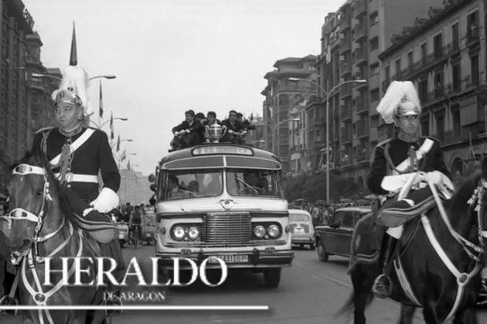 Los jugadores del Real Zaragoza muestran a los aficionados la segunda Copa del Generalísimo, actual Copa del Rey, el 30 de mayo de 1966