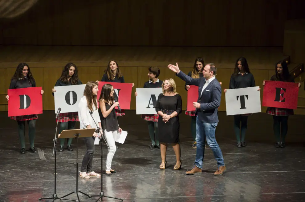 Los presentadores Sara Comín y David Marqueta pidieron un fuerte aplauso para las cantantes.