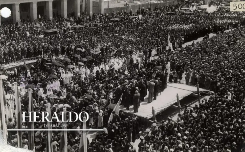Hace 68 años la Virgen de Fátima visitó Zaragoza. La foto, fechada el 30 de mayo de 1948, captura un momento de la bendición de enfermos en la Plaza del Pilar