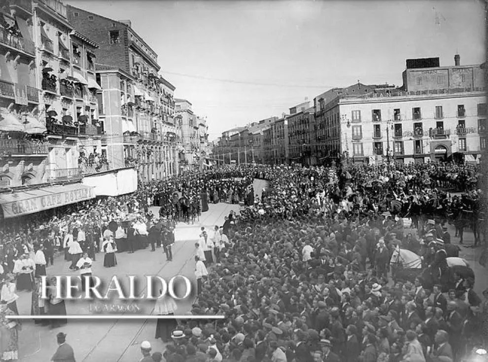 El 4 de junio de 1923 es asesinado el cardenal Soldevila, arzobispo de Zaragoza, a manos de un grupo anarquista. La foto retrata a la multitud que se congregó al paso del féretro durante su traslado a la basílica del Pilar, el 8 de junio.