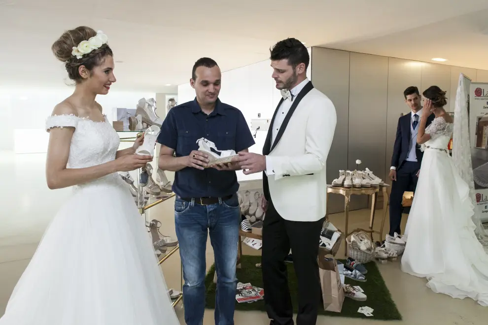 Luis Alfaro, de Casa Alfaro, mostrando a una pareja las cuñas para novia que cada vez están más de moda.