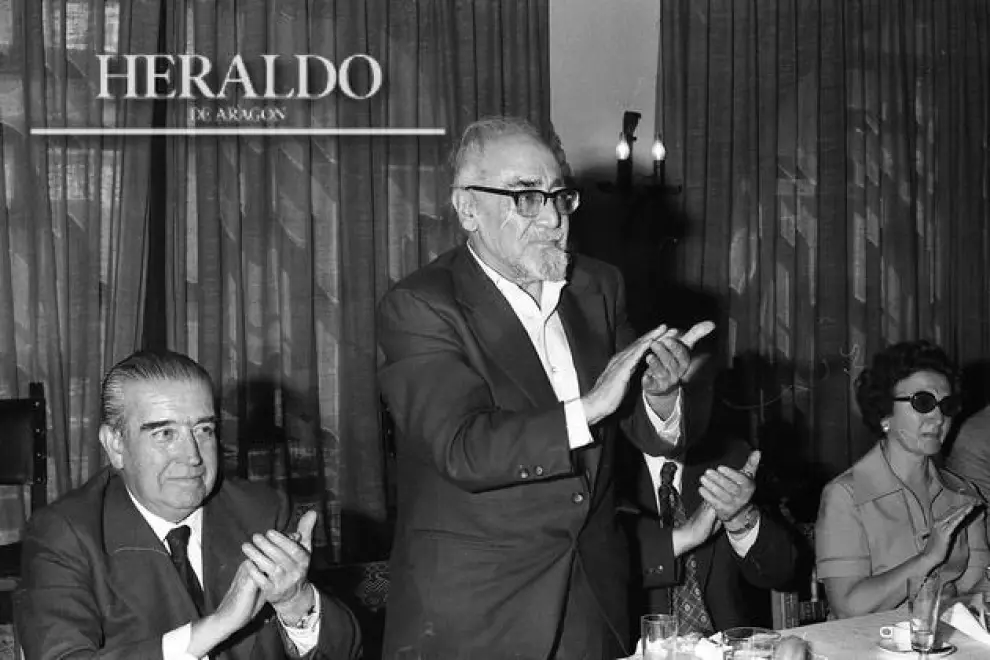 Ramon J. Sender durante una comida-homenaje junto a los trabajadores de HERALDO DE ARAGÓN en su visita a Zaragoza el 3 de junio de 1974. Sender junto al consejero delegado de HERALDO DE ARAGÓN, Fernando de Yarza García.