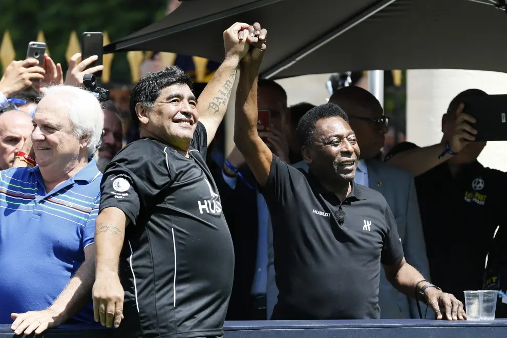 Maradona y Pelé coinciden en un acto publicitario previo al inicio de la Eurocopa de Francia.