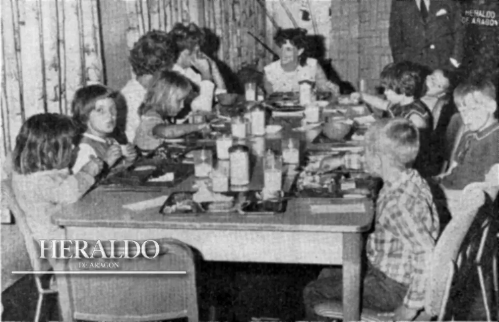 Durante la Guerra de los Seis Días, 1.200 norteamericanos fueron evacuados desde Libia a la Base Americana de Zaragoza. En la foto siete niños, con sus madres, desayunan en la base el 10 de junio de 1967