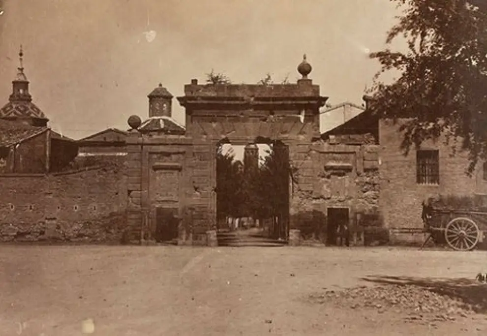 Fotografía de la Puerta del Carmen hacia 1880