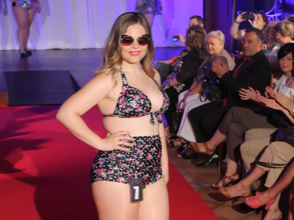 Sara Borda, Miss Talla XL Aragón 2016, desfilando en traje de baño por la pasarela.