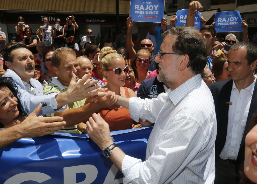 El candidato Mariano Rajoy saludó a la gente ayer durante un paseo por Adra, en Almería.