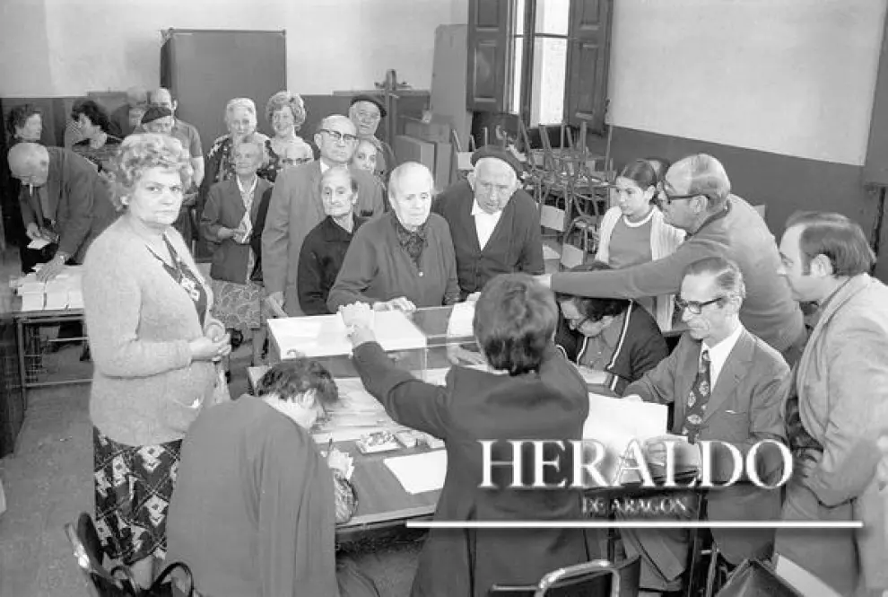 El 15 de junio de 1977 España vivía una jornada histórica: las primeras elecciones generales de la Democracia. En la foto, un colegio electoral en Zaragoza