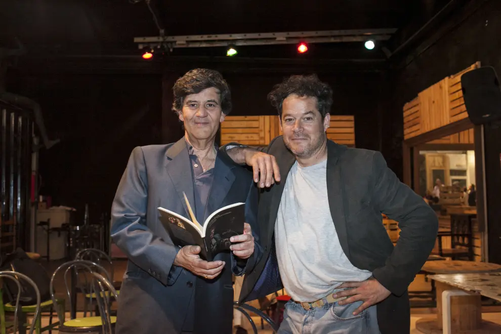 Mariano Gistaín, coordinador del libro, y el actor Jorge Sanz, momentos antes de la presentación. Aránzazu Navarro