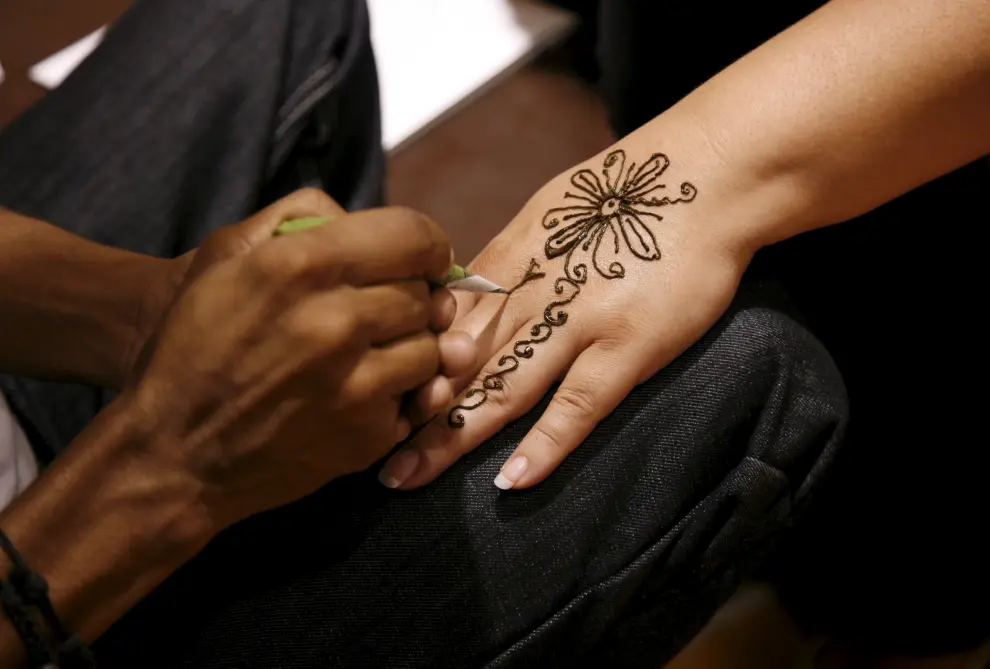 En los últimos años se utiliza la henna negra para hacerse tatuajes temporales.