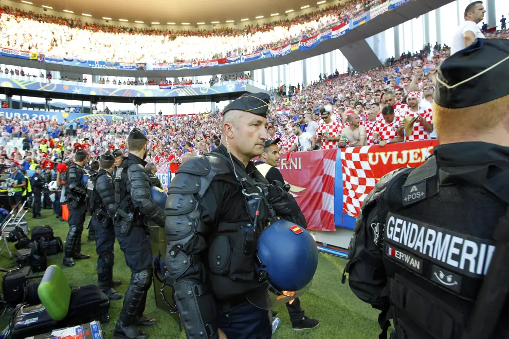 Un amplio dispositivo policial vigila el graderío croata