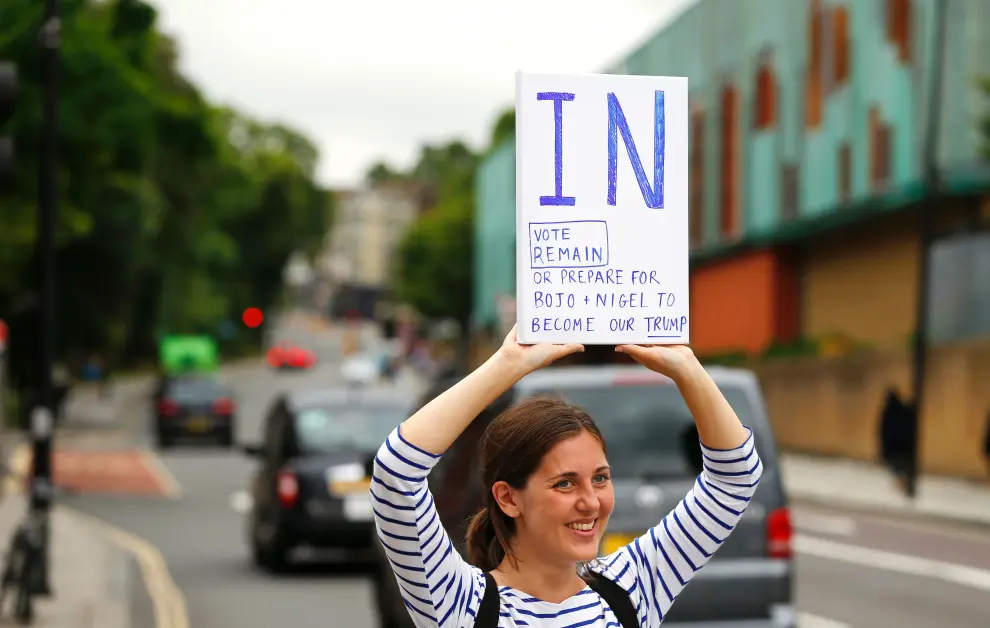 Una mujer sostiene una pancarta en favor de la permanencia de Reino Unido en la UE el día del referéndum.