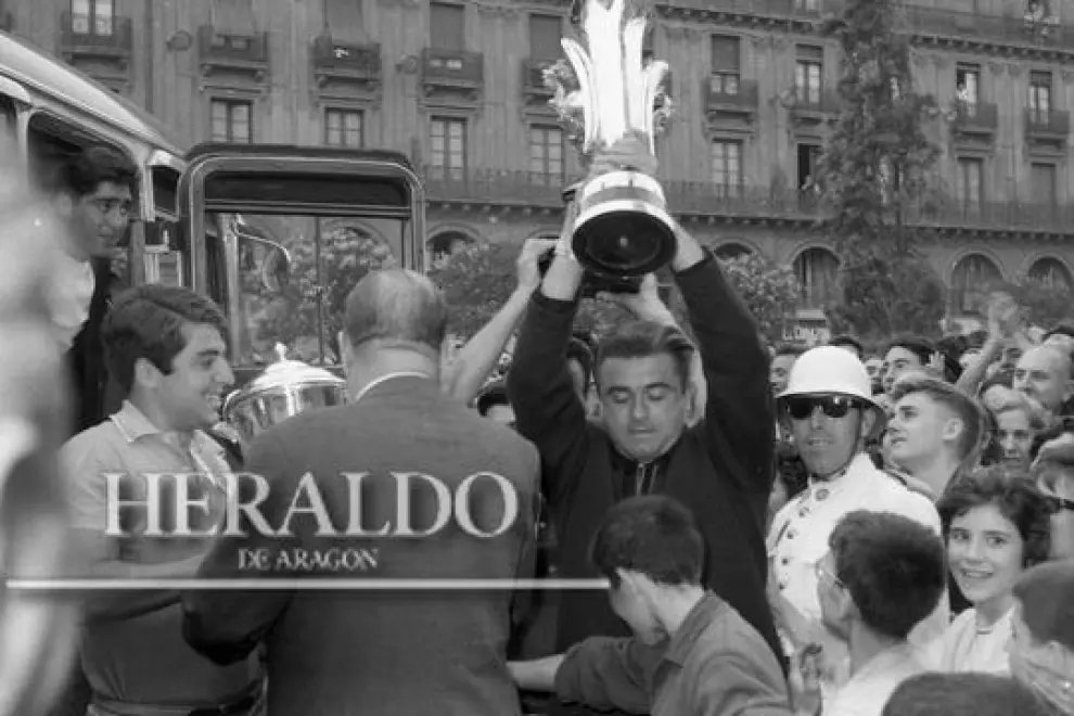 El Real Zaragoza de los Magníficos se proclamó campeón de la Copa de Ferias el 24 de junio de 1964. En la foto, Yarza sujeta el trofeo tras llegar a la plaza del Pilar para celebrarlo con los aficionados el 25 de junio