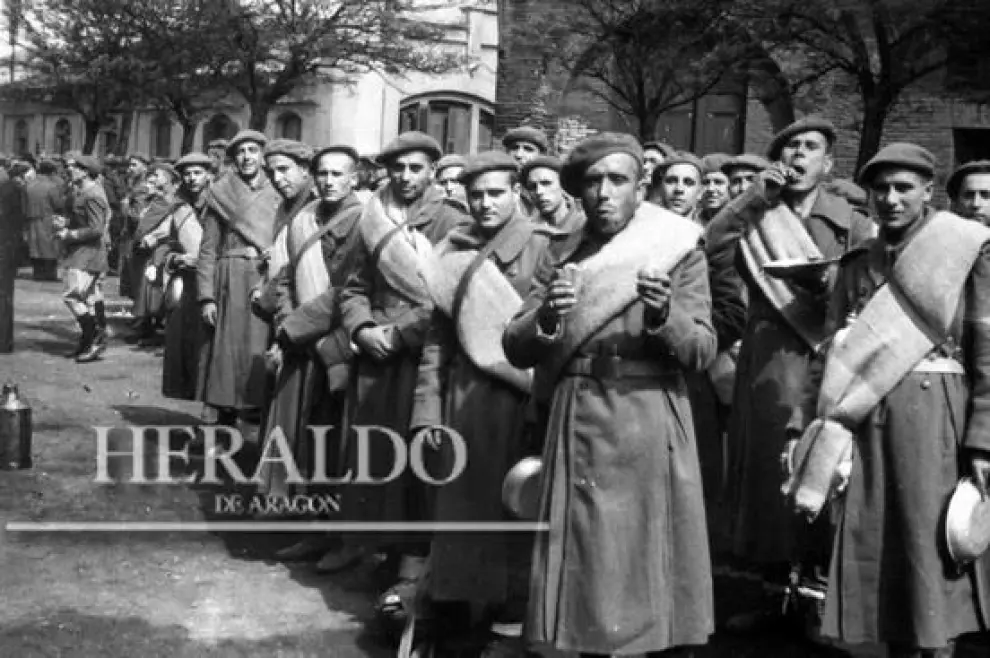 El 27 de junio de 1941 comienza en España el reclutamiento para la División Azul. En la foto, un grupo de voluntarios parte desde Zaragoza