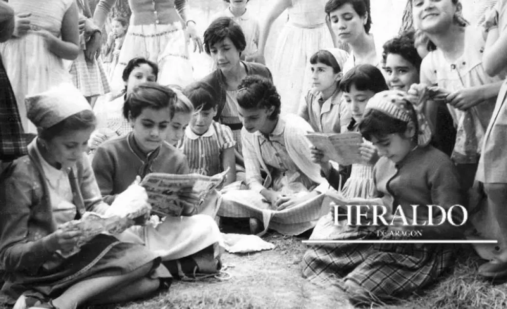 Unas niñas leyendo tebeos durante las vacaciones de julio de 1958 en Zaragoza.