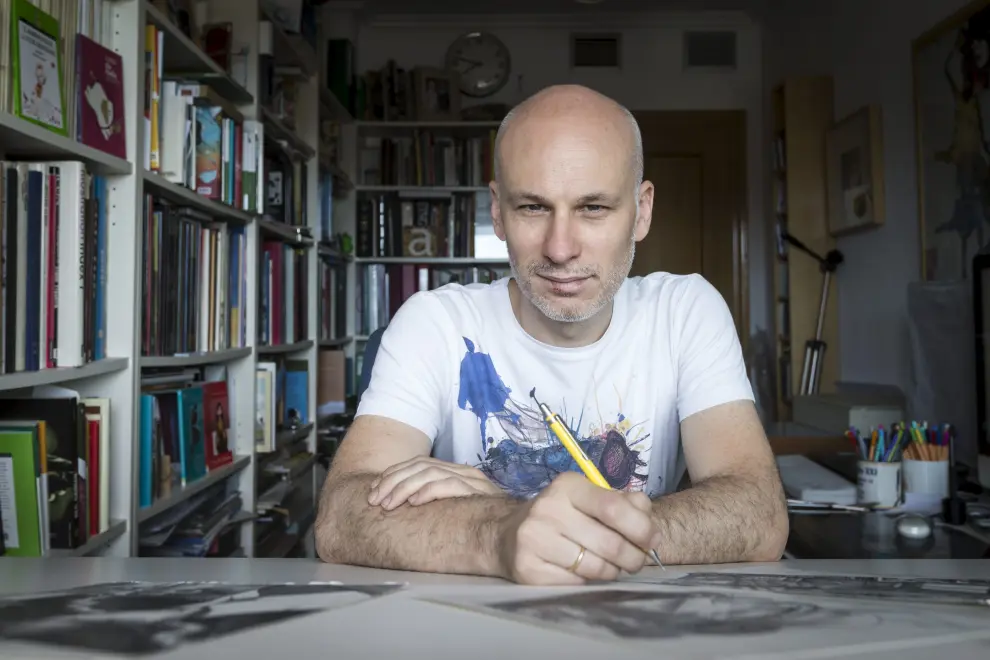 El ilustrador trabajando en su estudio y, a la derecha, portada de 'El ladrón de minutos', de David Lozano.