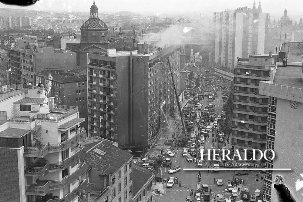 El 12 de julio se cumplen 37 años de uno de los más dramáticos amaneceres en Zaragoza con el incendio del Hotel Corona de Aragón (inaugurado el 13 de junio de 1968), donde murieron 78 personas y 113 resultaron heridas. Los bomberos evacuaron a muchos de los huéspedes alojados en el hotel por los balcones de la fachada.