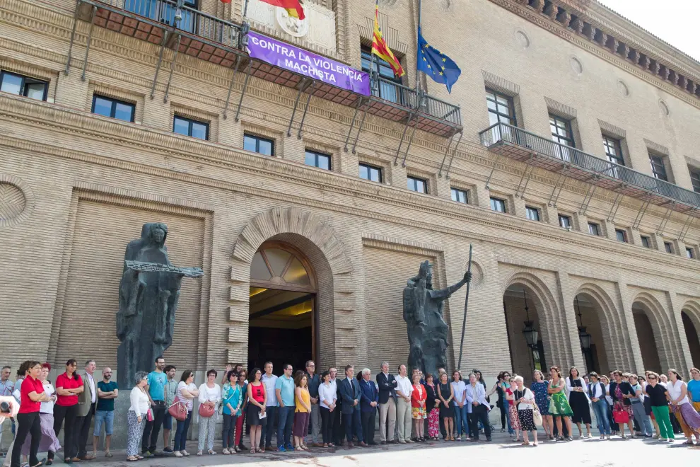 Minuto de silencio por el último asesinato en Zaragoza de violencia de género