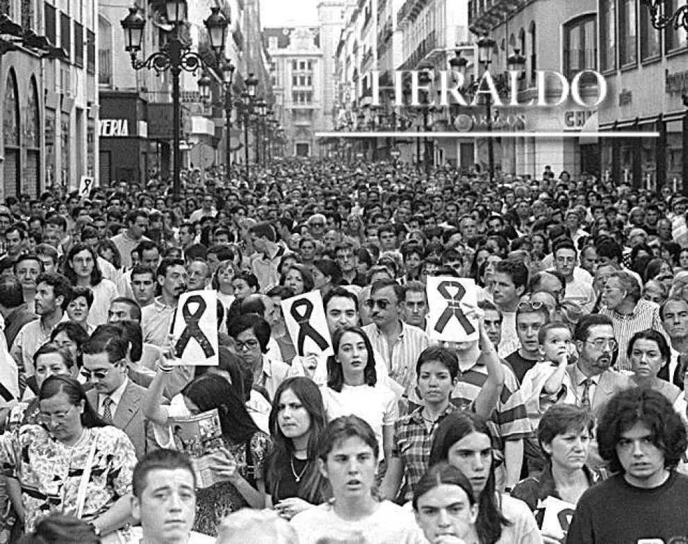 Se cumplen 19 años del asesinato del concejal del PP Miguel Ángel Blanco. La indignación popular hizo que se sucedieran múltiples manifestaciones de protesta contra la banda terrorista ETA en todo el país. En la imagen, la manifestación en Zaragoza, donde más de 200.000 personas acudieron a la plaza del Pilar y gritaron contra ETA.