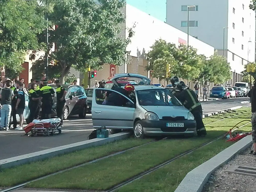 Herida una joven tras colisionar su coche con el tranvía
