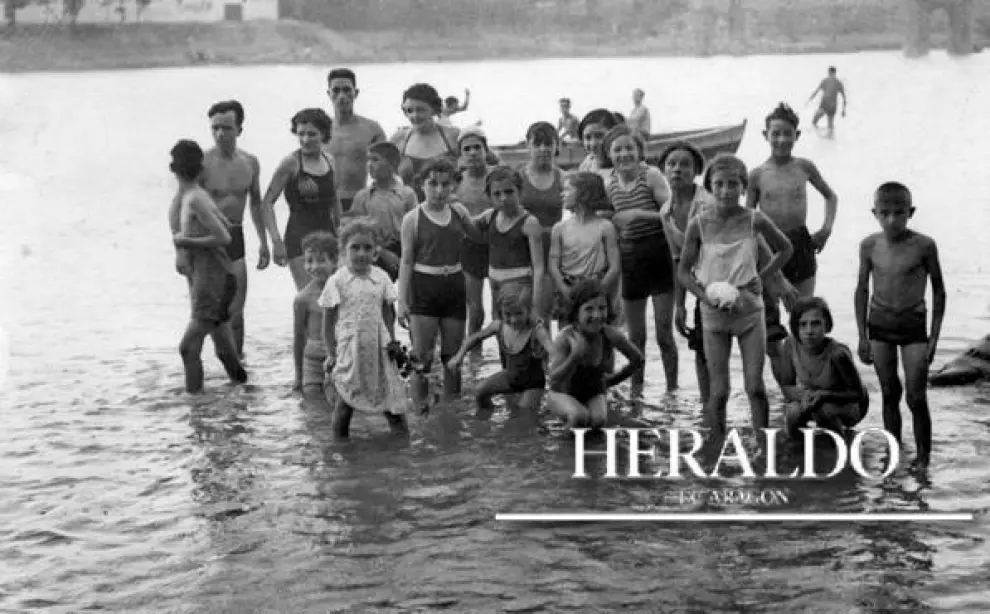 Jóvenes refrescándose en los baños públicos del río Ebro en Zaragoza en julio de 1936.