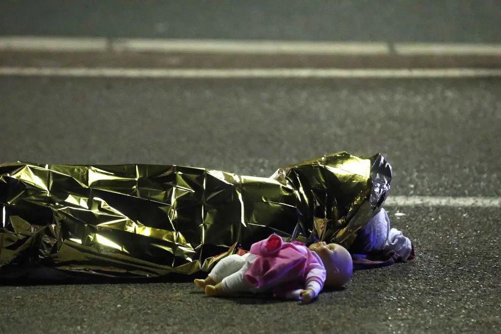 Una niña fallecida en el accidente, tendida en el suelo junto a su muñeca
