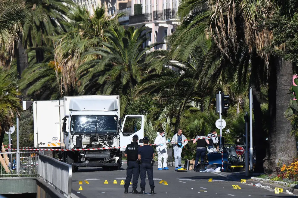 El camión. al fondo, custodiado por la policía francesa