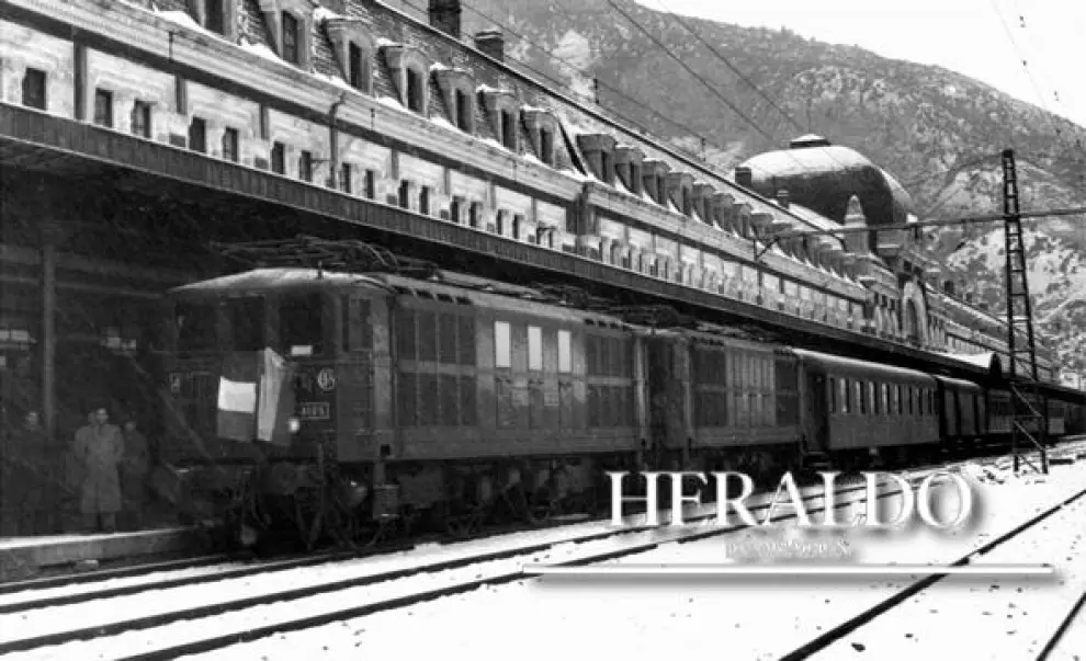 Se cumple el 88 aniversario de la inauguración de la línea del Canfranc. El cruce por el túnel del Somport fue para los españoles de gran emoción, escuchándose vivas a Francia y a España. En la imagen, un tren eléctrico francés cruzó el 18 de julio de 1928 el Somport con las dos banderas.