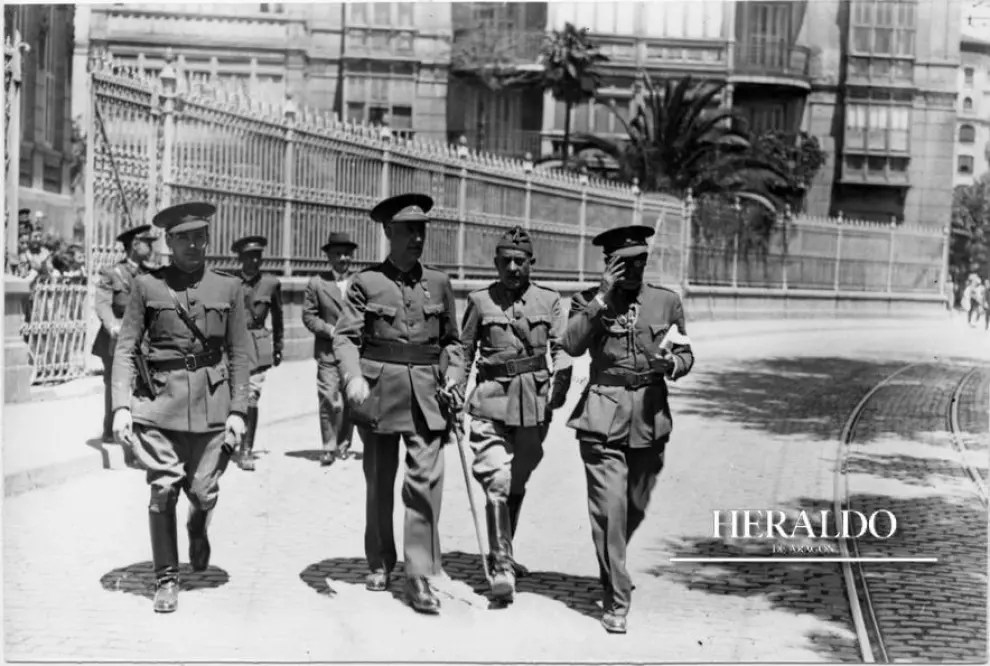 El general Álvarez-Arenas al salir de la Comandancia de la División en Zaragoza acompañado de distinguidos jefes y oficiales del Ejército en julio de 1936.