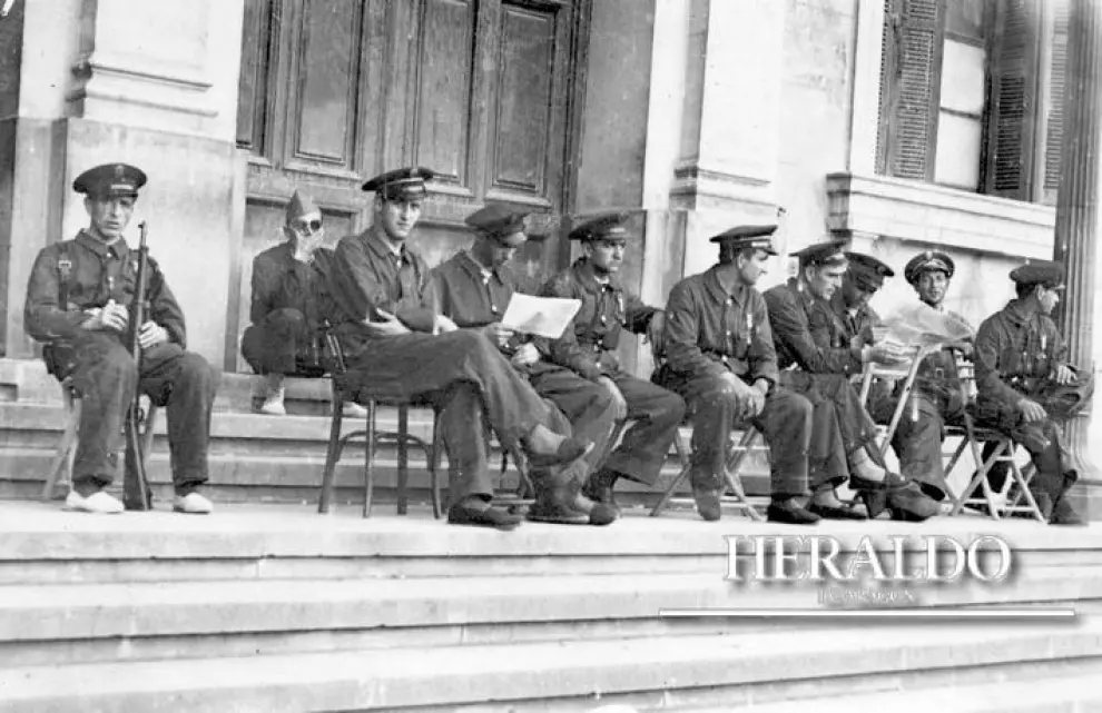Guardias de asalto vigilando las escaleras de la Diputación Provincial de Zaragoza en julio de 1936.