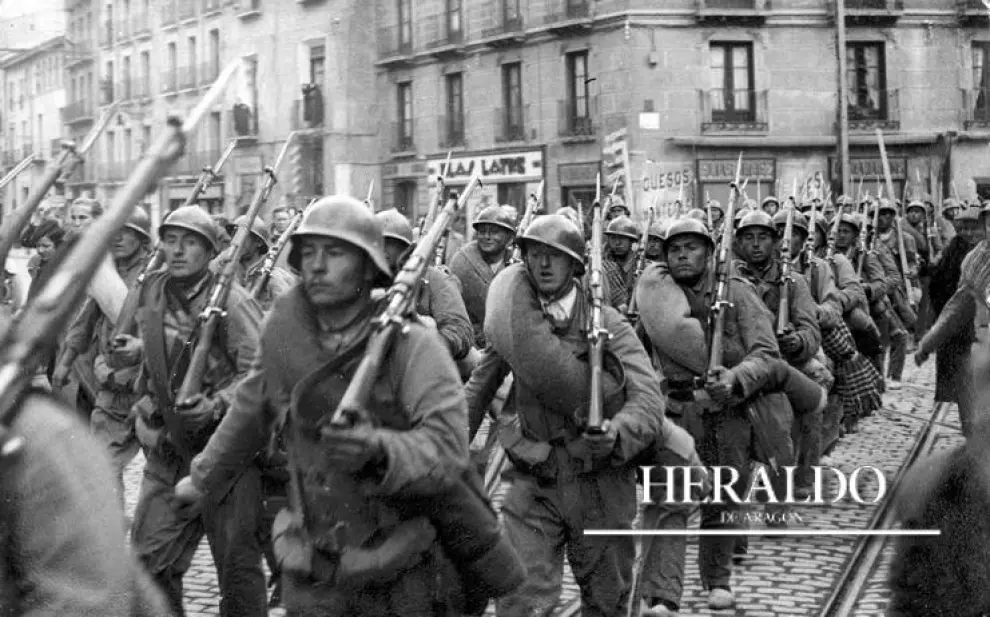 Desfile militar en Zaragoza de las tropas relevadas del Frente de Belchite.