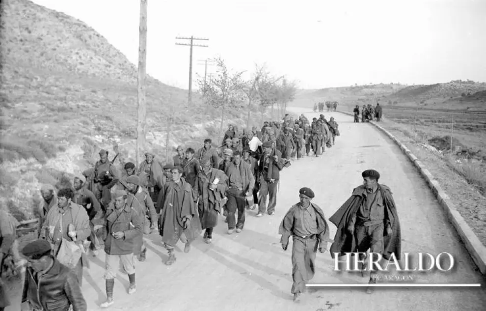 Toma de Bujaraloz por las tropas de Franco. Una columna de prisioneros republicanos es evacuada hacía la retaguardia en 1938.
