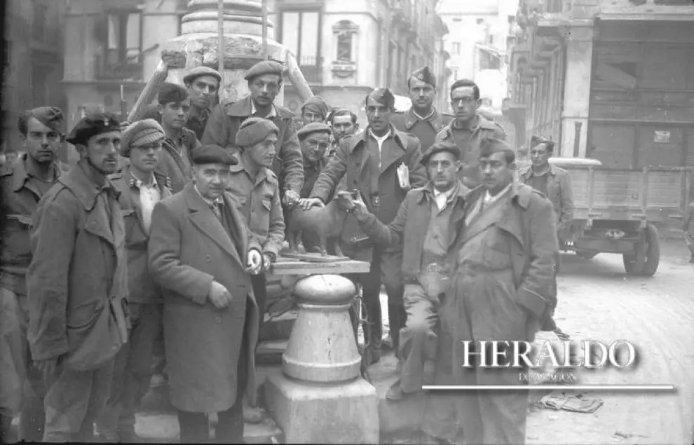 Toma de Teruel por las tropas de Franco. Varios militares recolocan la figura del Torico en la plaza.