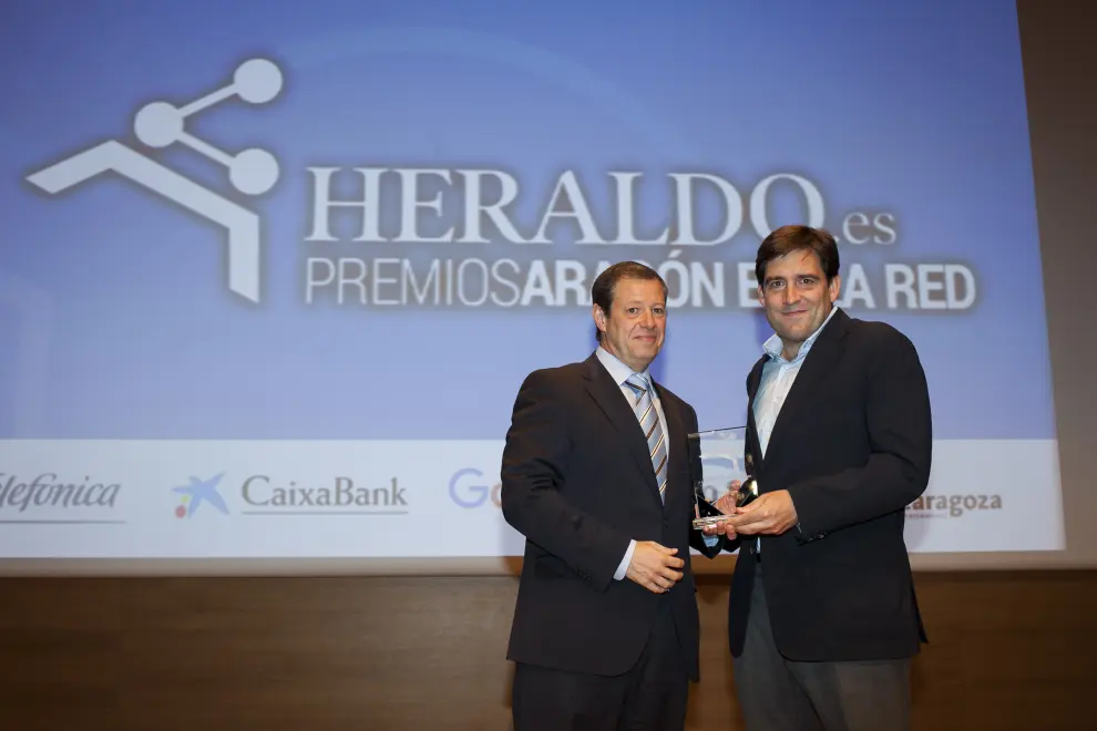 Federico Tartón, entregando el premio al presidente del CAI Zaragoza, Reynaldo Benito.